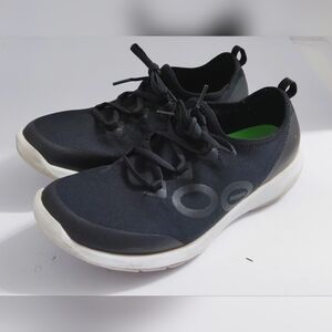 OOFOS Women's Black Athletic Sneakers. Size 11 US. Pre-owned.